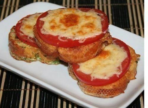Гренки с помидорами и сыром.