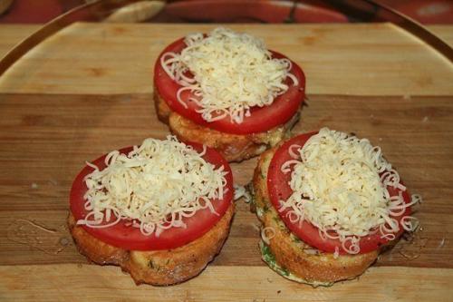 Гренки с помидорами и сыром. 03