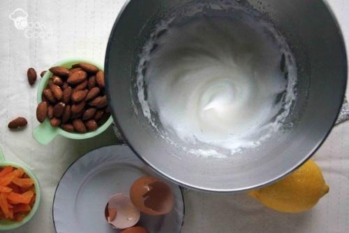 Мягкая нуга с орехами и курагой.