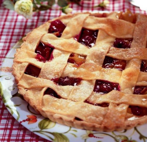 Пирог с персиками и вишнями.