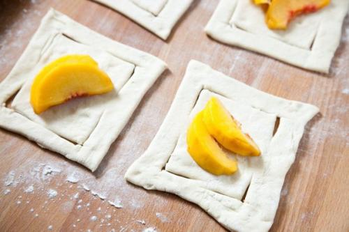 Слойки с персиками. 04