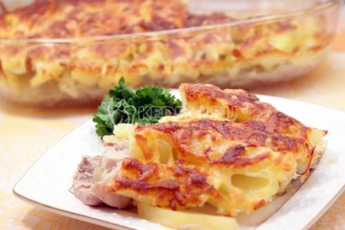 Запеченное мясо с картофелем и сыром. Запеченное мясо с картофелем и сыром.