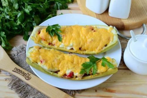 Кабачки, фаршированные куриной грудкой. Кабачки, фаршированные куриной грудкой.