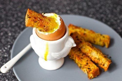 Английский завтрак - яйцо в мешочек с гренками.
