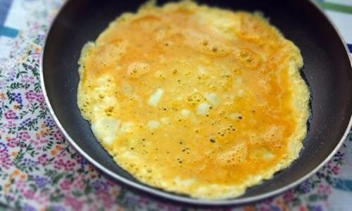 Вкусный салатик с яичными блинчиками и курицей. 02