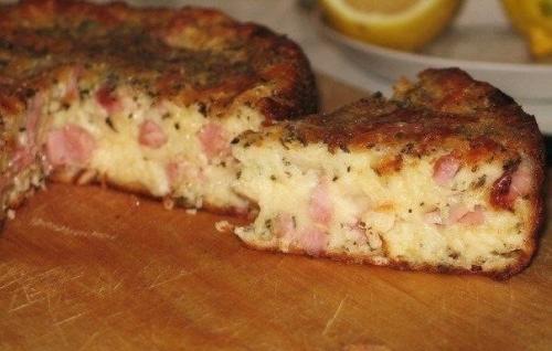 Сырный кекс с ветчиной и пряностями.