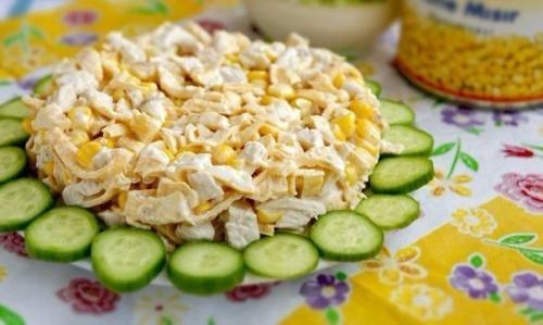 Вкусный салатик с яичными блинчиками и курицей.