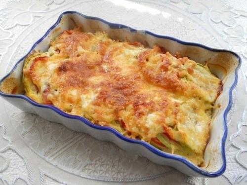 Кабачки, запеченные с помидорами и сыром.