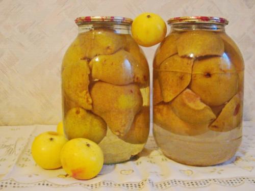 Консервированные груши в сладком сиропе.