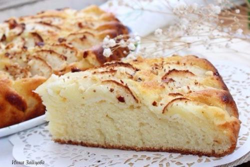 Яблочный пирог с ореховой посыпкой.