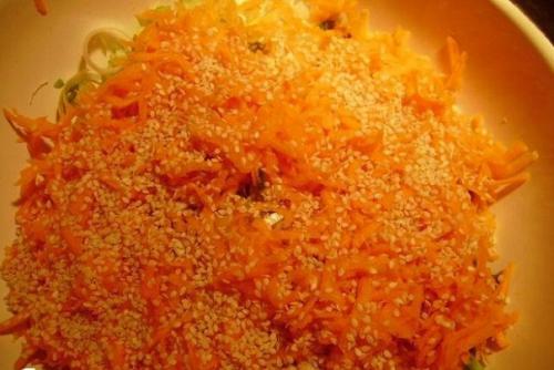 Фруктово-овощной салат, заправленный сливочным йогуртом.