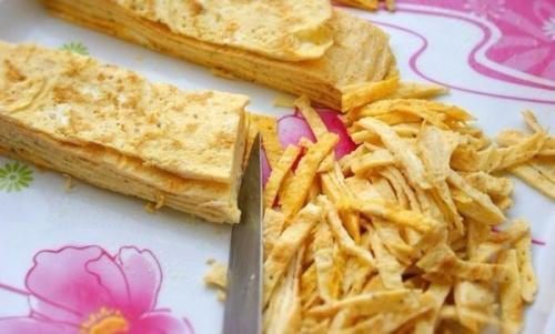 Вкусный салатик с яичными блинчиками и курицей. 04