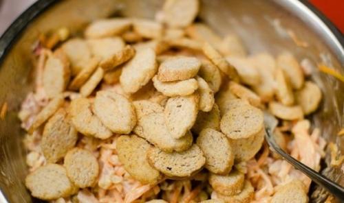 Салат с копчёной курицей и морковью. 05