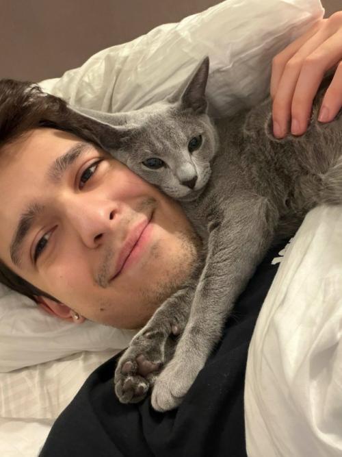 Молодой Платон фото с котёнком акулич по имени тао опубликовал. 02
