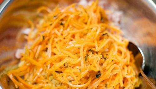 Салат с копчёной курицей и морковью. 03