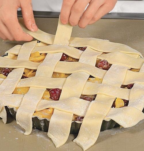 Пирог с персиками и вишнями. 05
