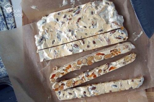 Мягкая нуга с орехами и курагой.