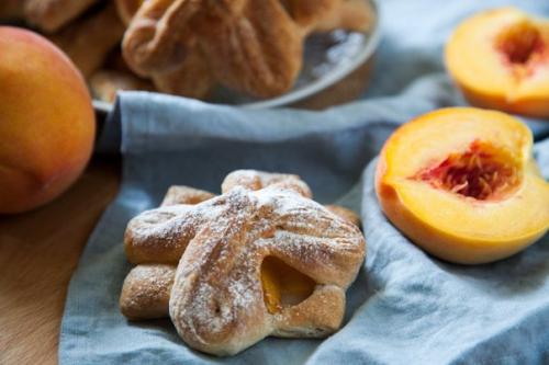 Слойки с персиками.