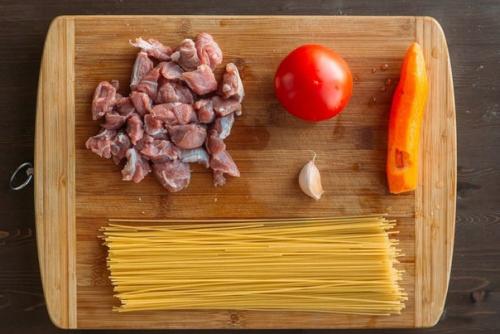 Спагетти с тушеной говядиной. 01