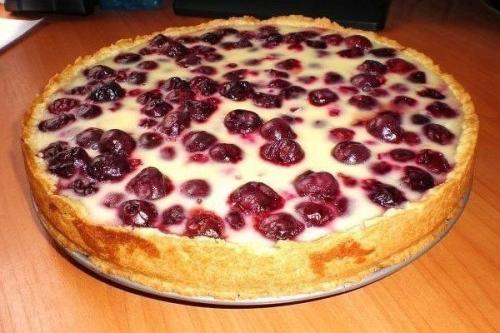 Нежный заливной пирог с ягодами.

