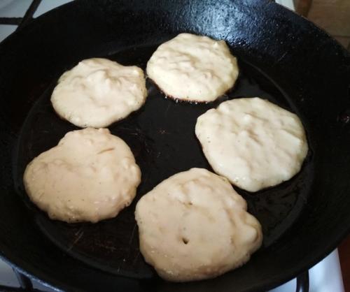 Яблочные оладушки.  Ингредиенты: 04