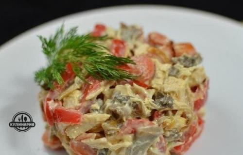 Салат с курицей и маринованными грибами.