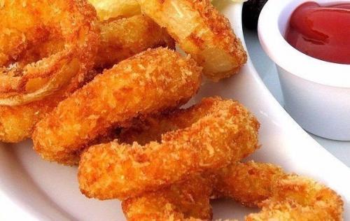 Луковые кольца.

Оригинальный рецепт приготовления обычного лука, который наверняка станет одним из ваших любимых.  