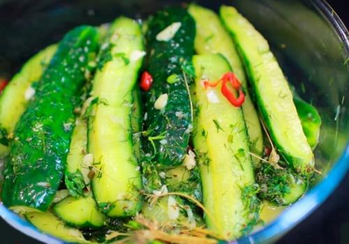 Острые малосольные огурцы.