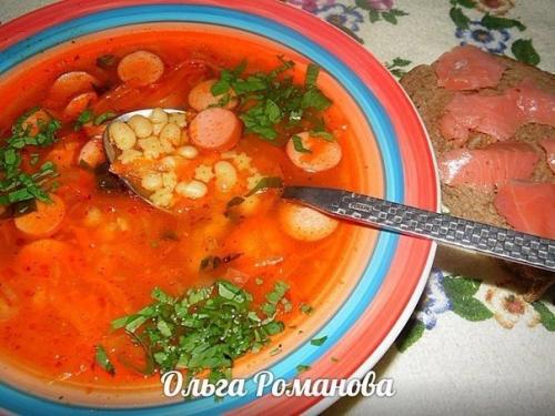 Томатный суп с сосисками и фасолью.