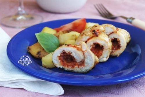 Рулетики куриные с томатом.