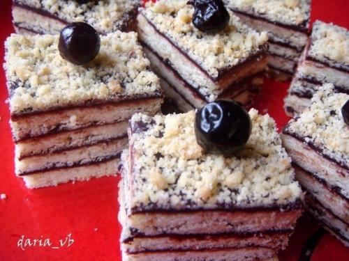 Пирожное из песочного теста с шоколадно - ягодным соусом.