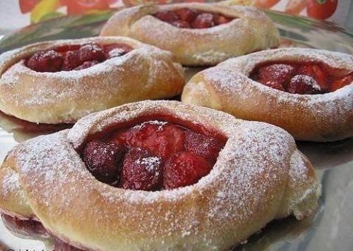 Булочки с клубникой.