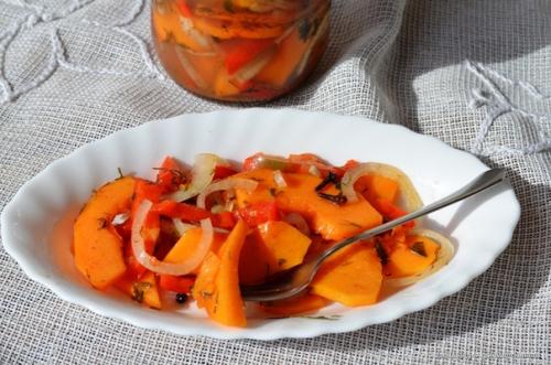 Маринованная тыква с овощами.