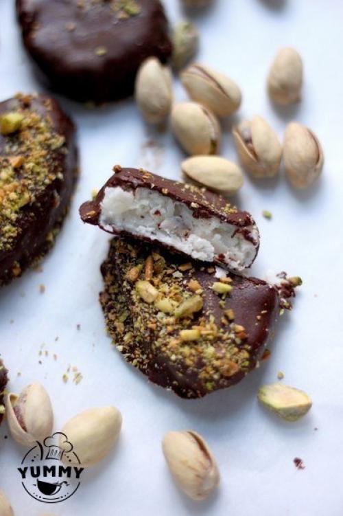 Шоколадные батончики с кокосом и фисташками.