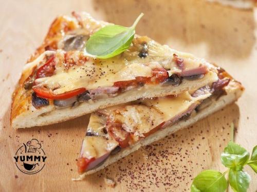 Пицца с ветчиной и грибами.