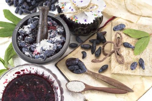 Жимолость, перетертая с сахаром.