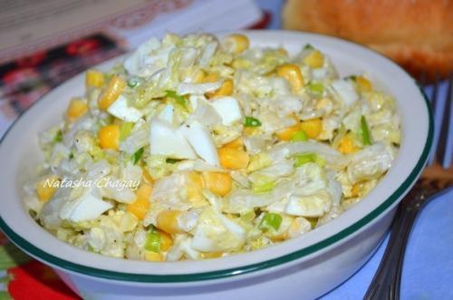 Салат с пекинской капустой и кукурузой.