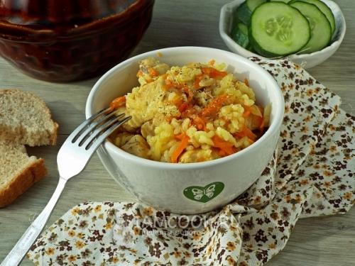 Рис с курицей в горшочках.