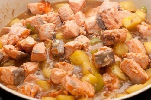 Жареный лосось с ананасами и розовым шампанским. Жареный лосось с ананасами и розовым шампанским.