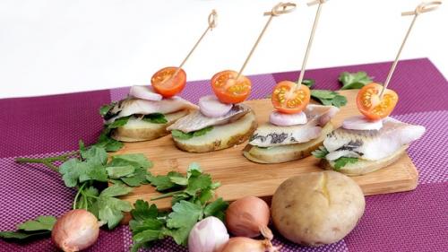 Закуска из селедки и картошки, пальчики оближешь.