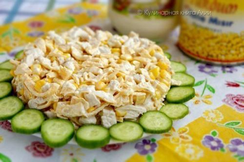 Салат с курицей и яичными блинчиками.