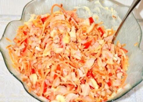 Салат с корейской морковкой и копченой курицей.