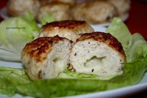 Куриные котлеты с сырной начинкой.