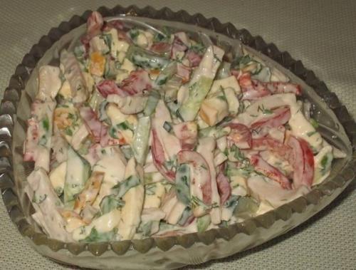 Салат София с копченым сыром.
