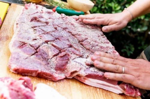 Поркетта.   Ингредиенты:   Жирная свиная корейка - 5 кг., один большой кусок с кожей без костей. 01