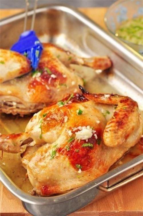 Обалденная жаренная курочка с чесночным соусом и вкуснейшее пенне в сырно - сливочном соусе.