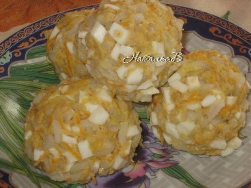 Детское меню - мясные шарики с рисом и рубленным яйцом.