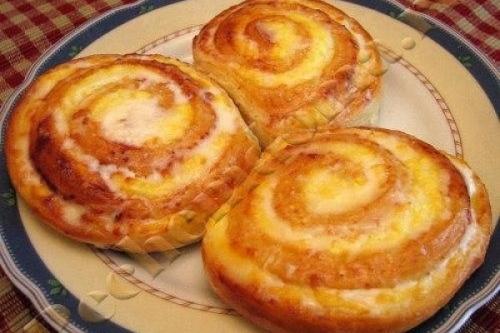 Творожные завитушки в сметанной заливке.