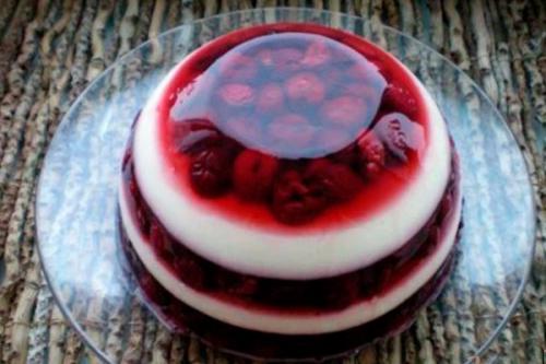 Слоеное желе из вишни и сметаны.