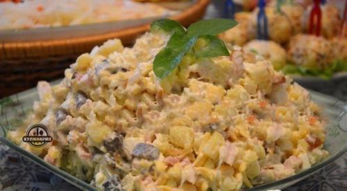 Салат с копченой курицей.